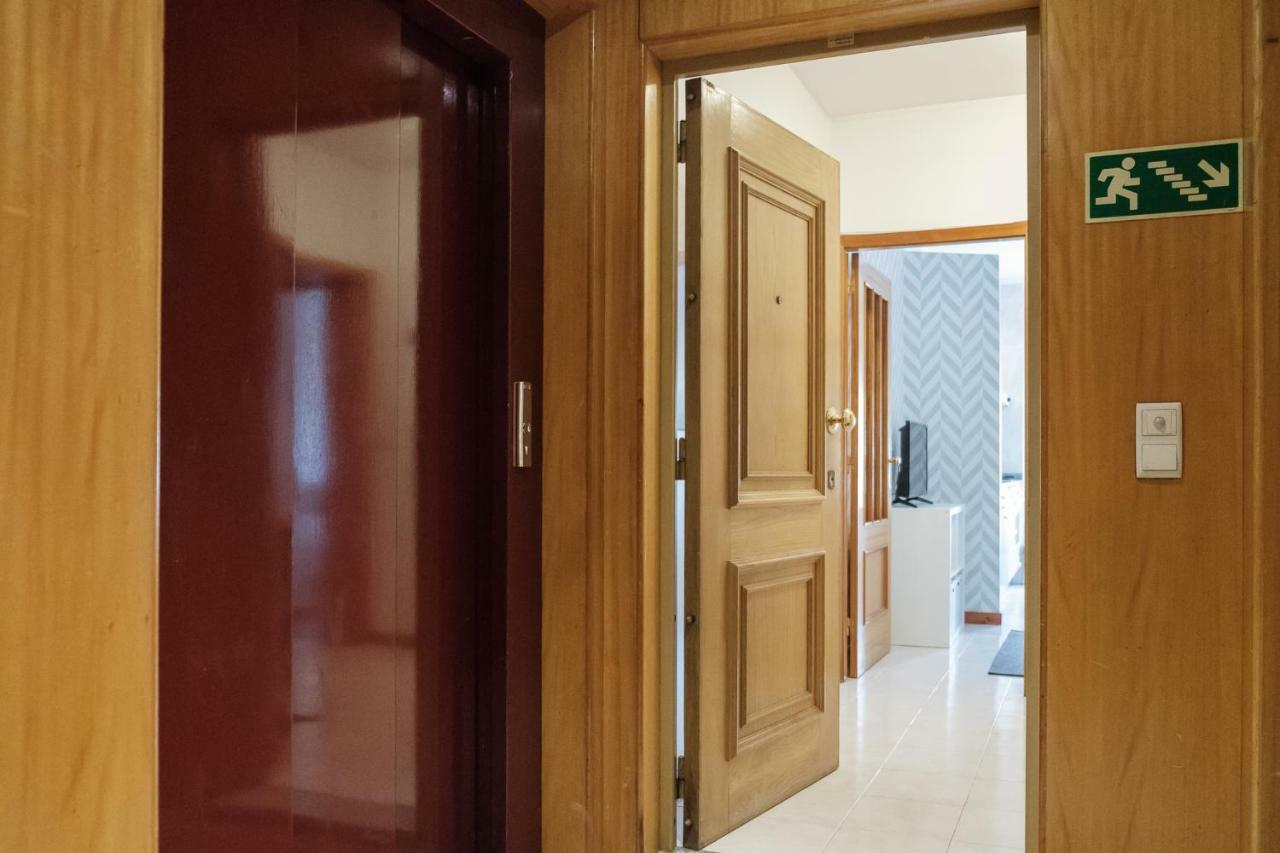 Apartment With Balcony In The Square Porto Zewnętrze zdjęcie